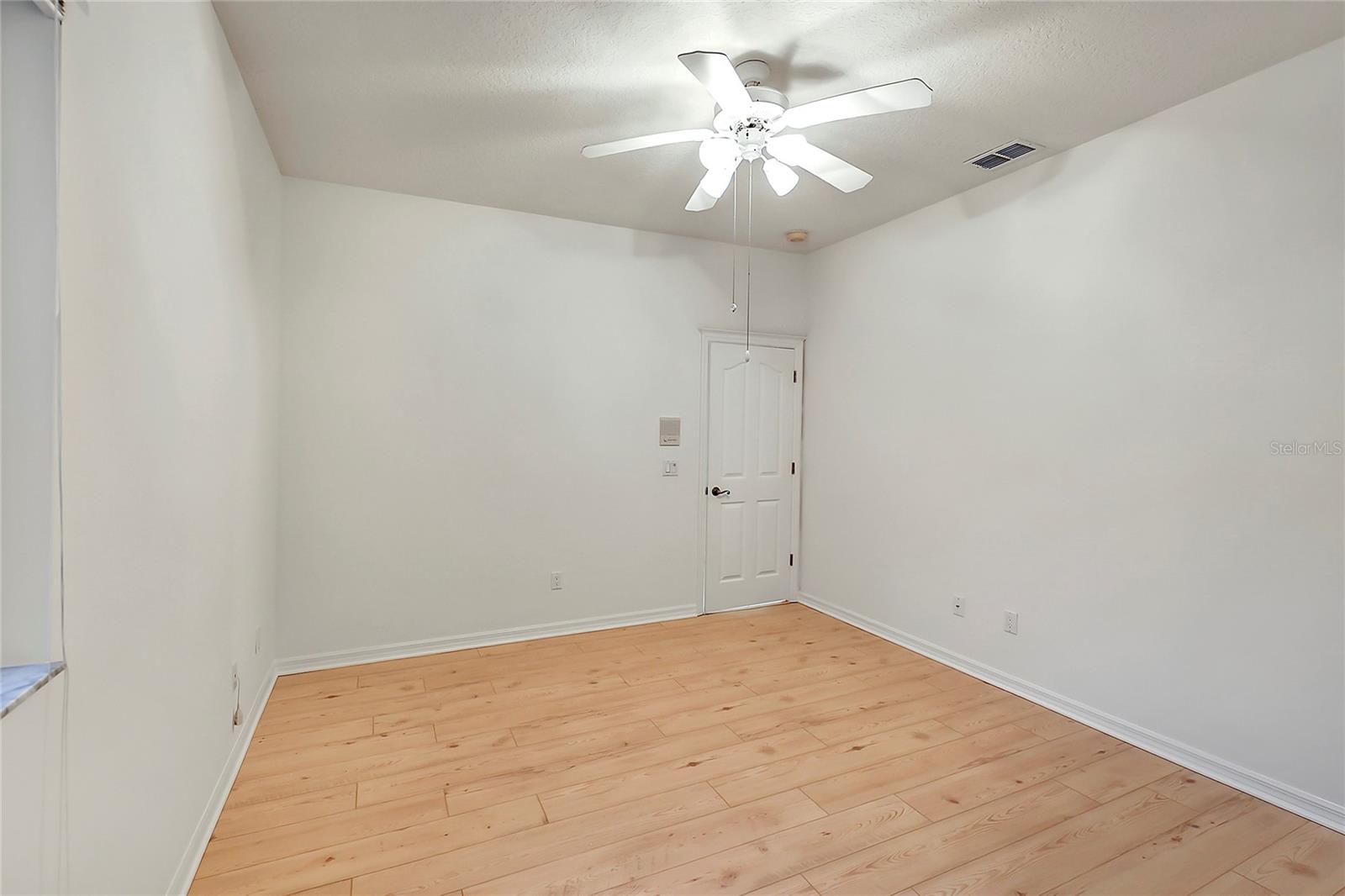 Image 26 of 39 For 31 Freeman Lane