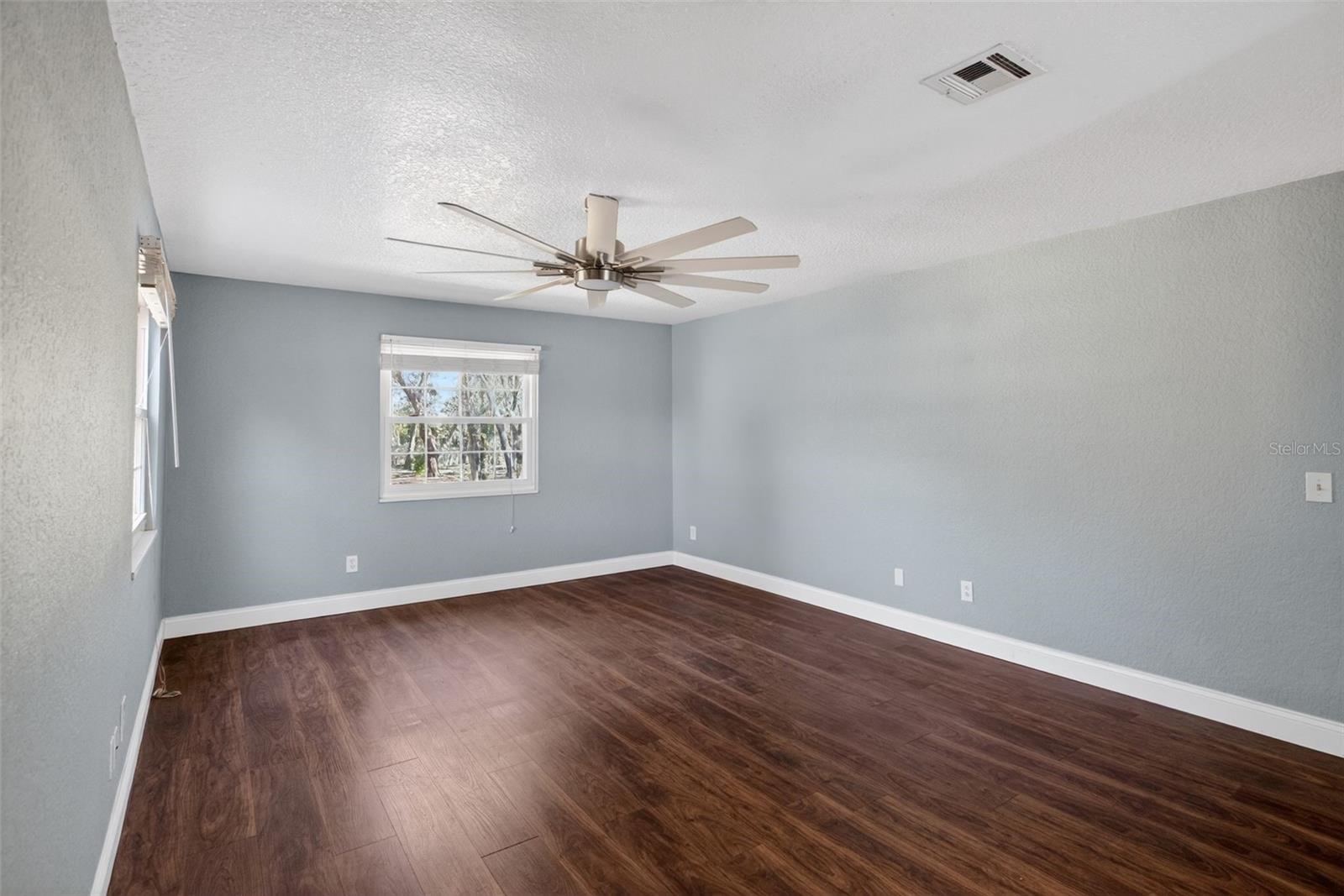 Image 18 of 42 For 901 Sunset Avenue