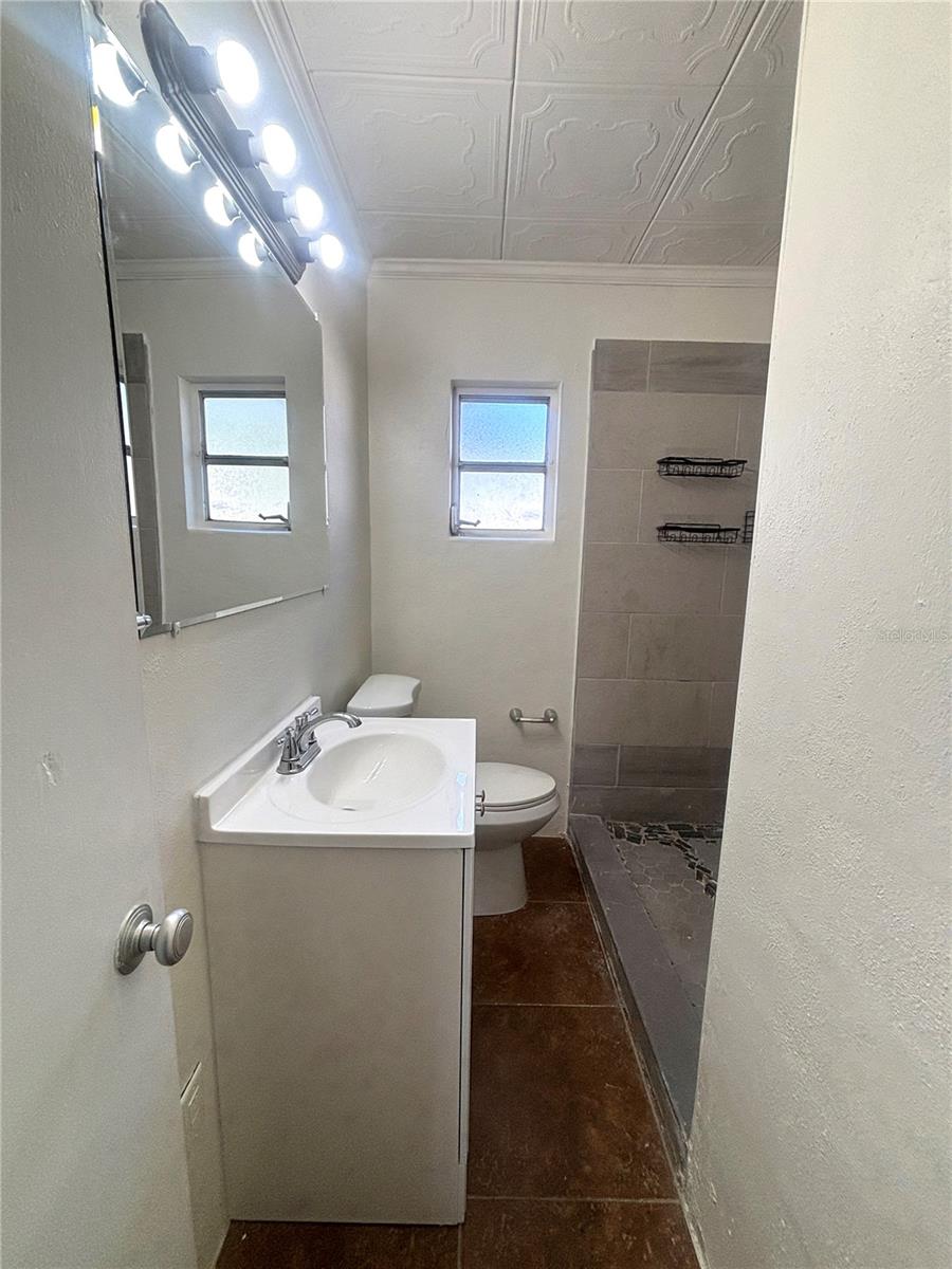 Image 9 of 10 For 842 Lake Avenue