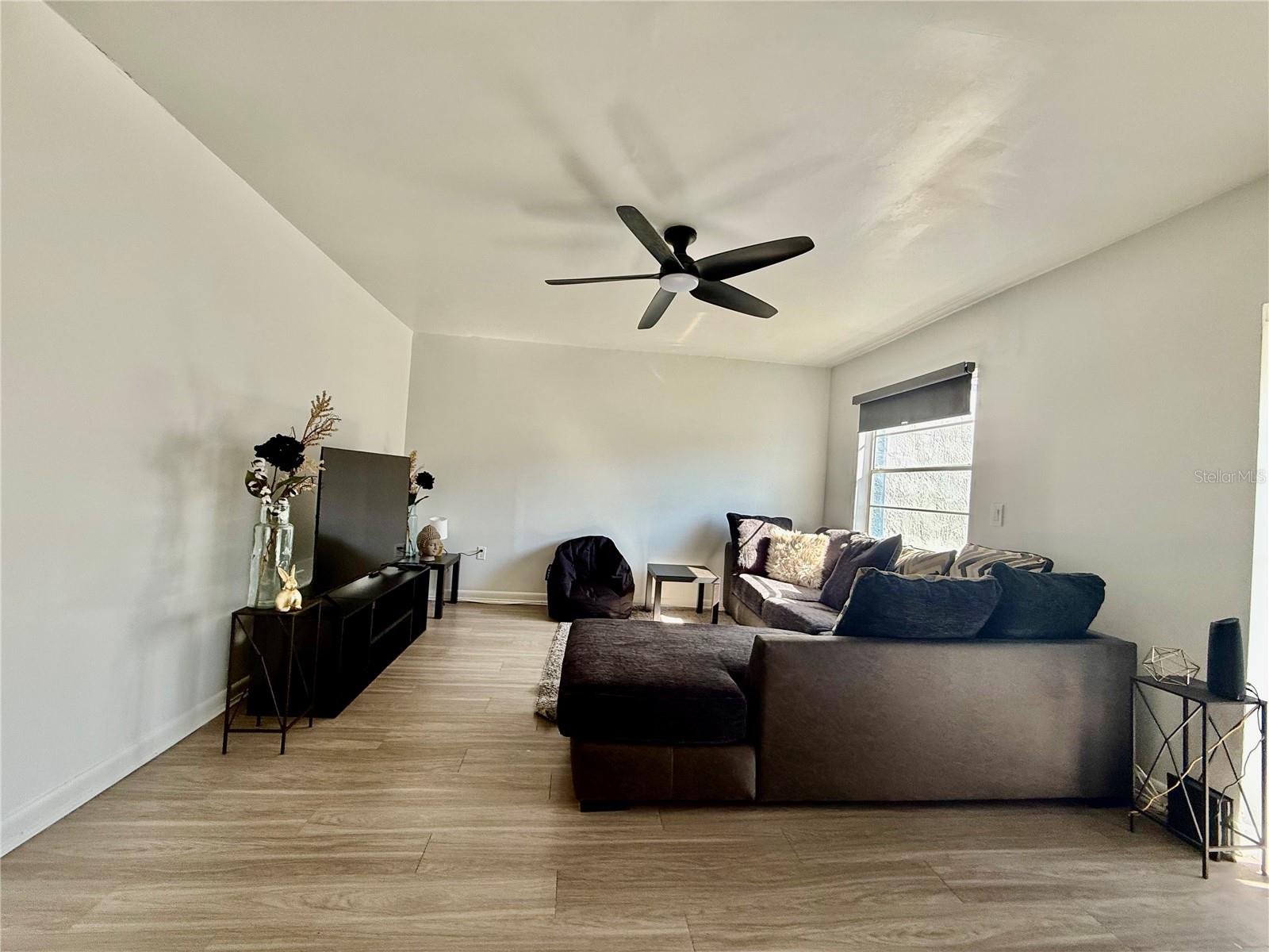 Image 3 of 23 For 2507 Alafaya Trail 12