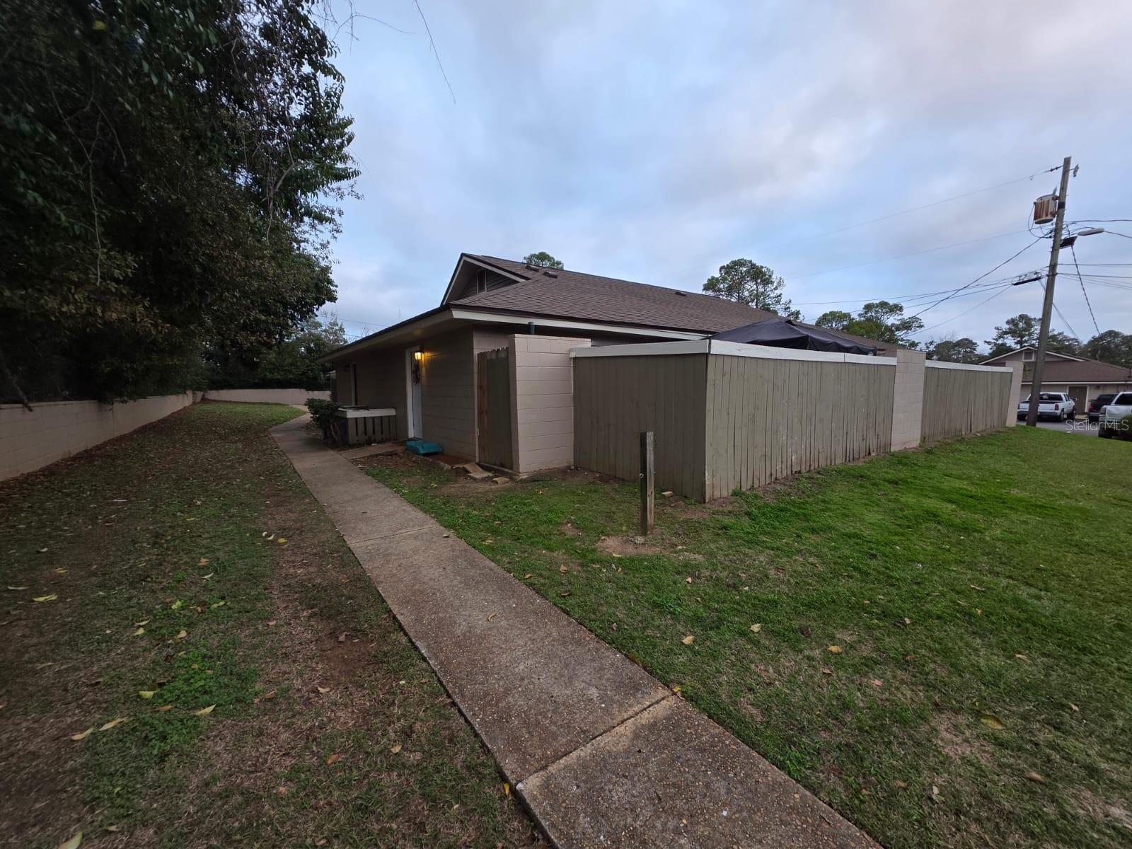 Image 3 of 6 For 2241 W Pensacola  09