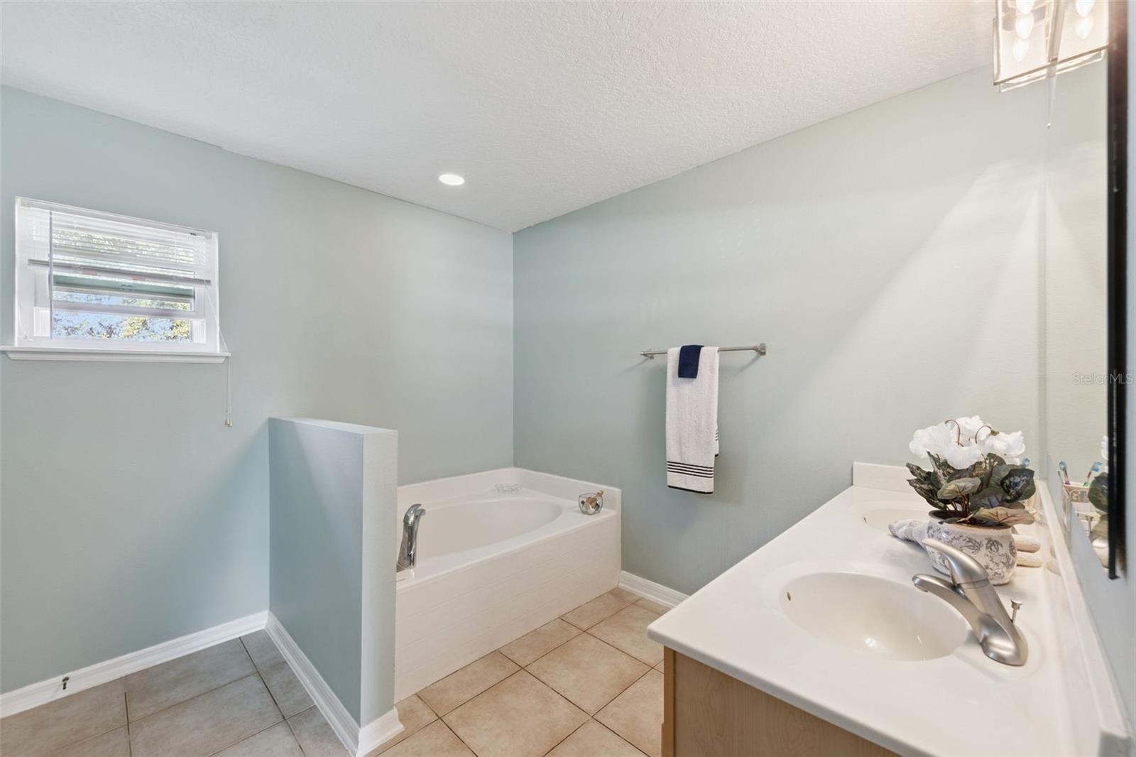 Image 19 of 31 For 1819 Sunset Ridge Drive