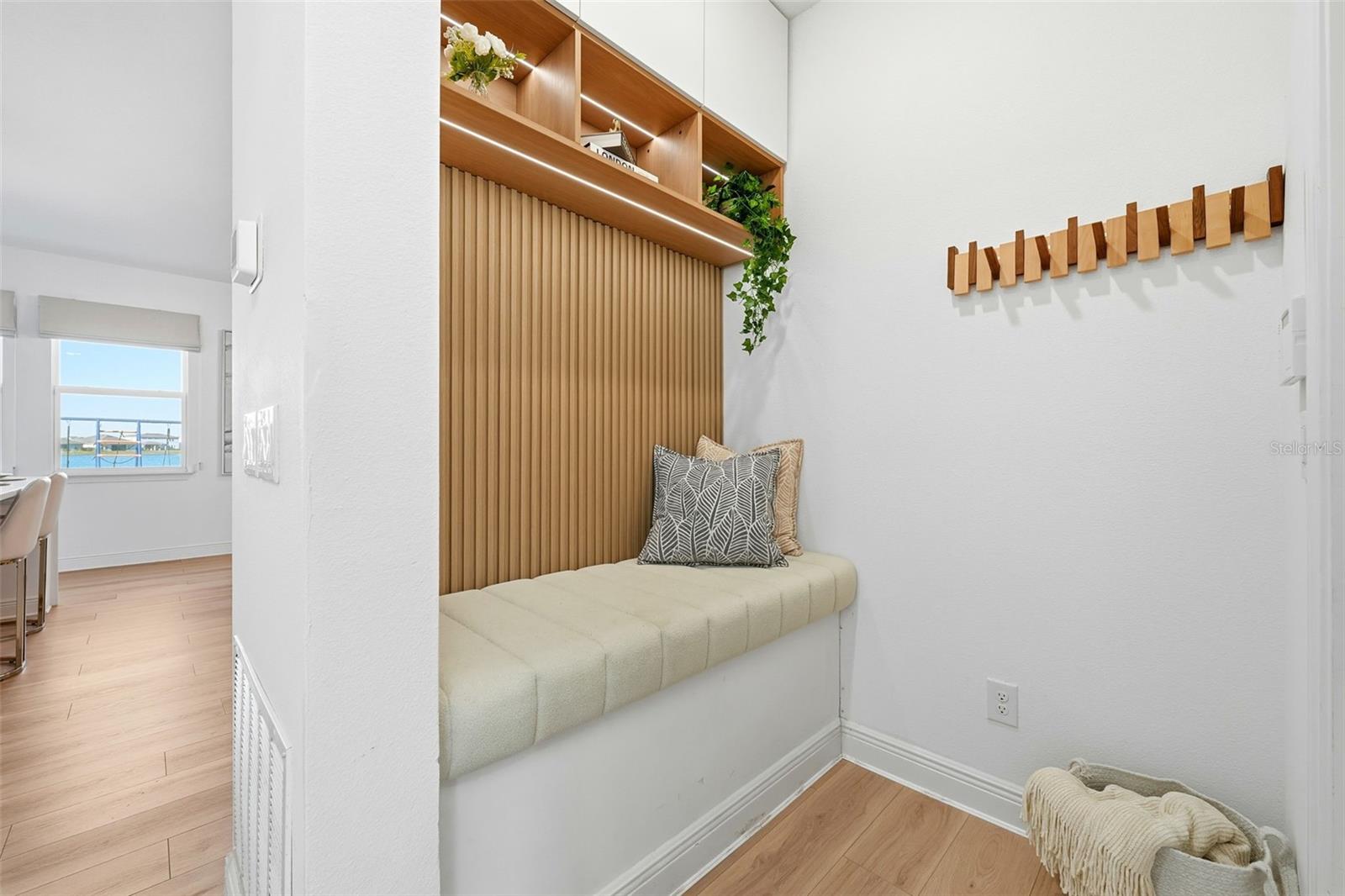 Image 28 of 72 For 19065 Planetree St