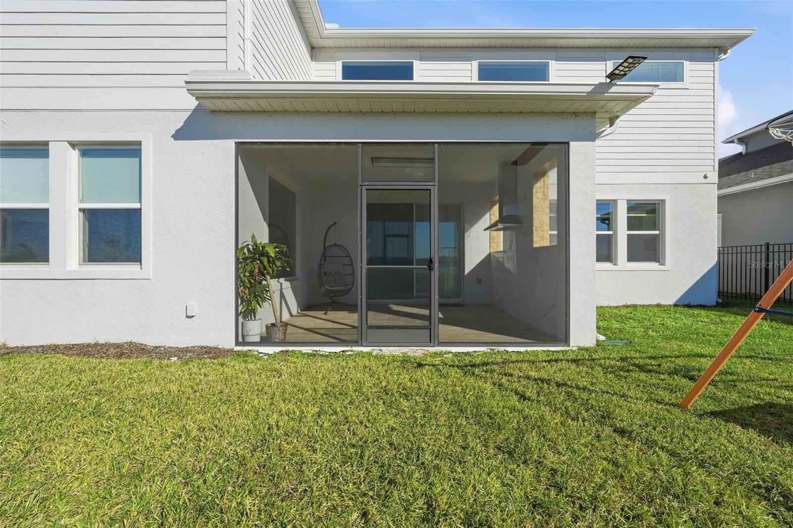 Image 33 of 72 For 19065 Planetree St