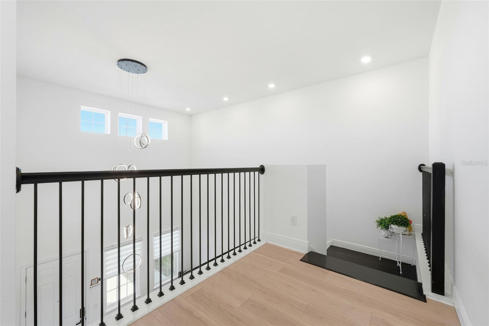 Image 37 of 72 For 19065 Planetree St