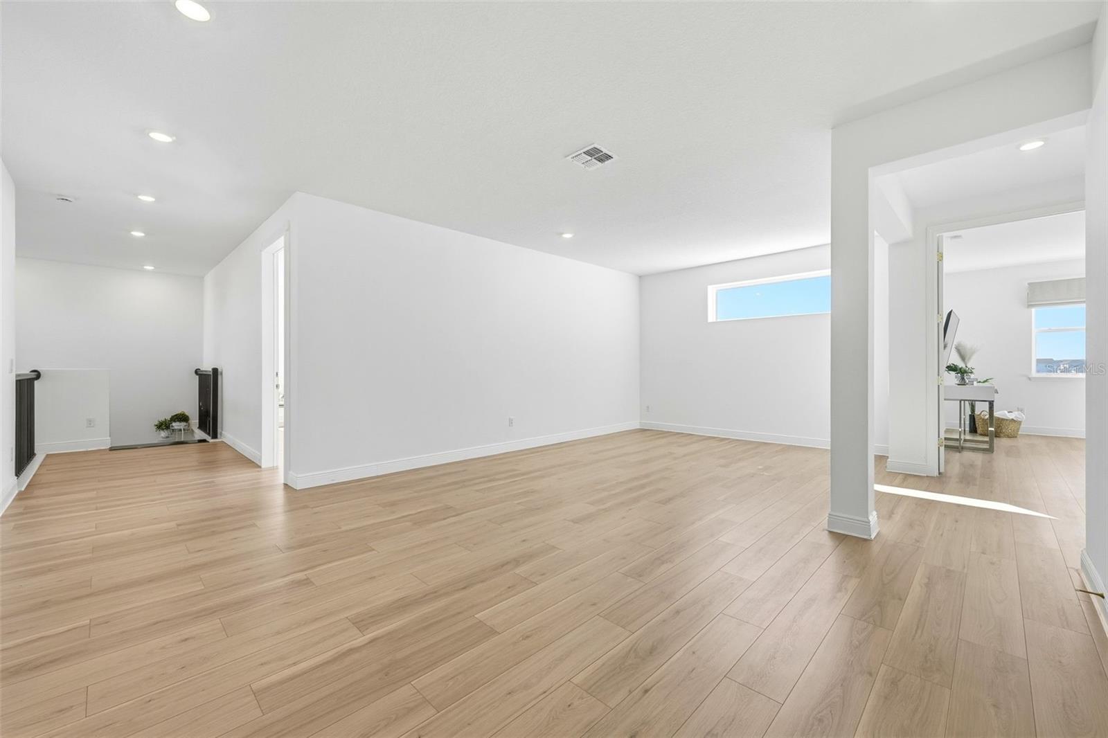 Image 41 of 72 For 19065 Planetree St