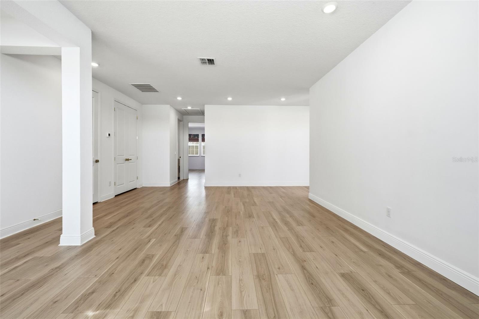 Image 42 of 72 For 19065 Planetree St