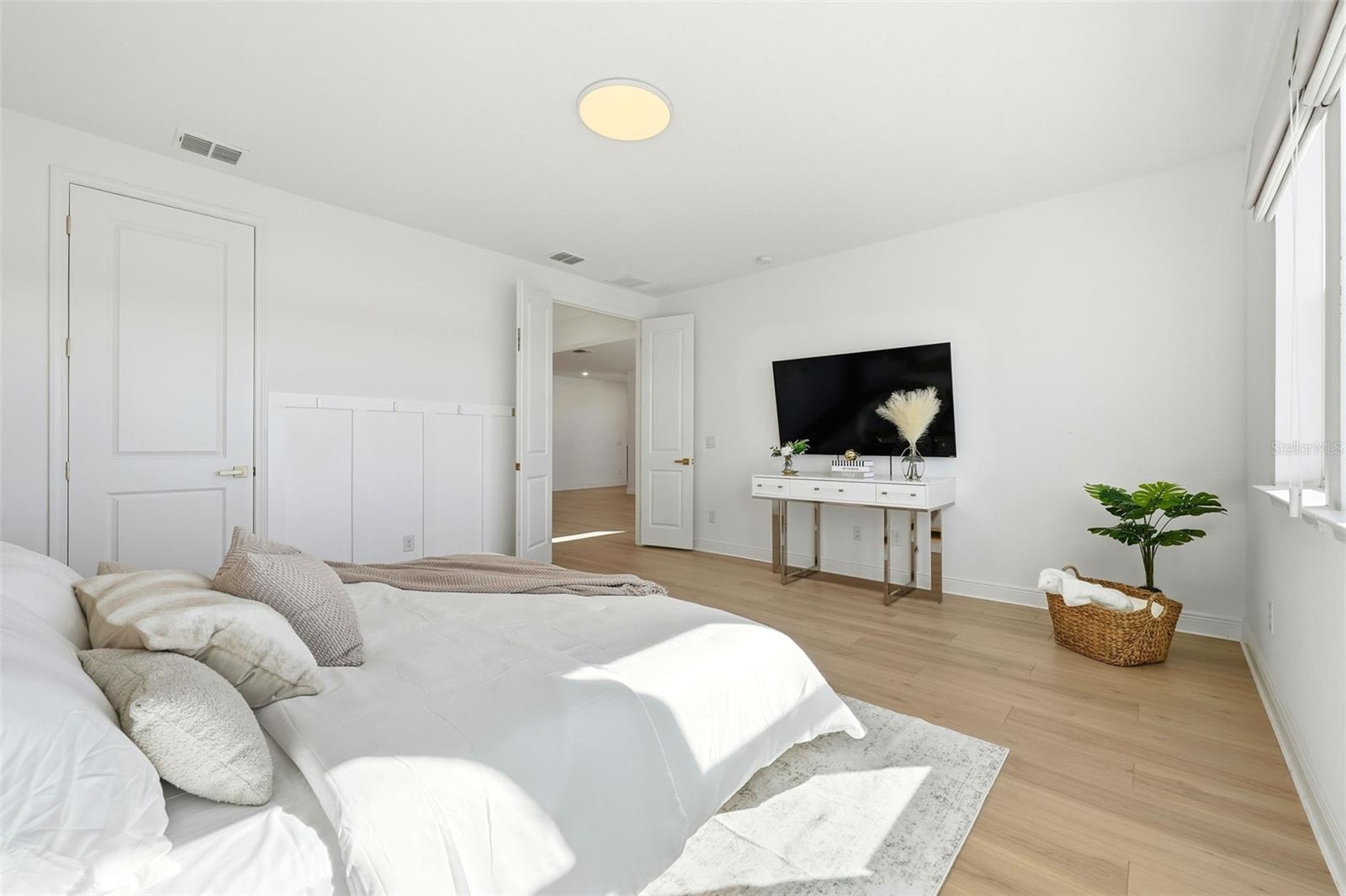 Image 46 of 72 For 19065 Planetree St