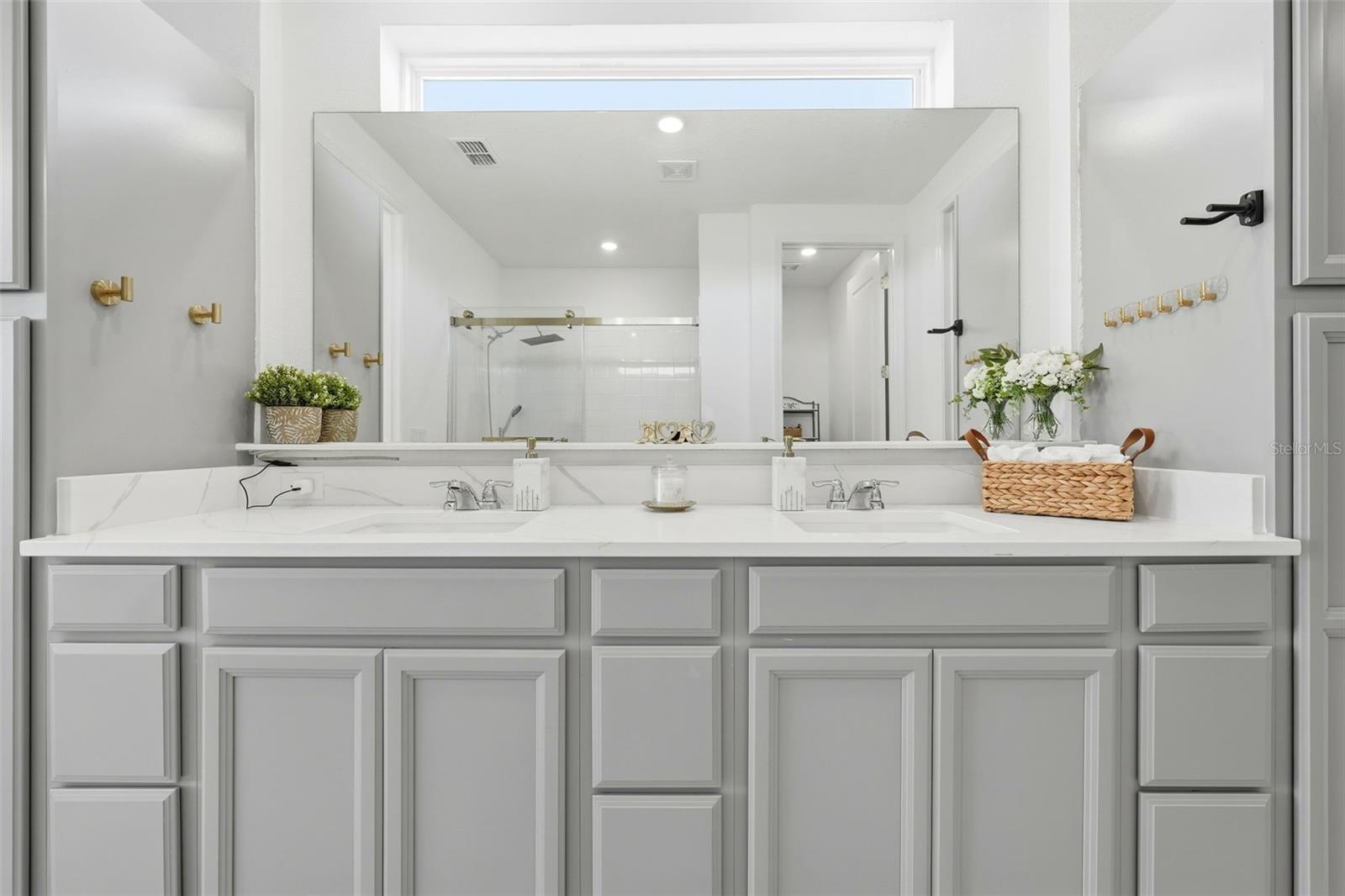 Image 48 of 72 For 19065 Planetree St