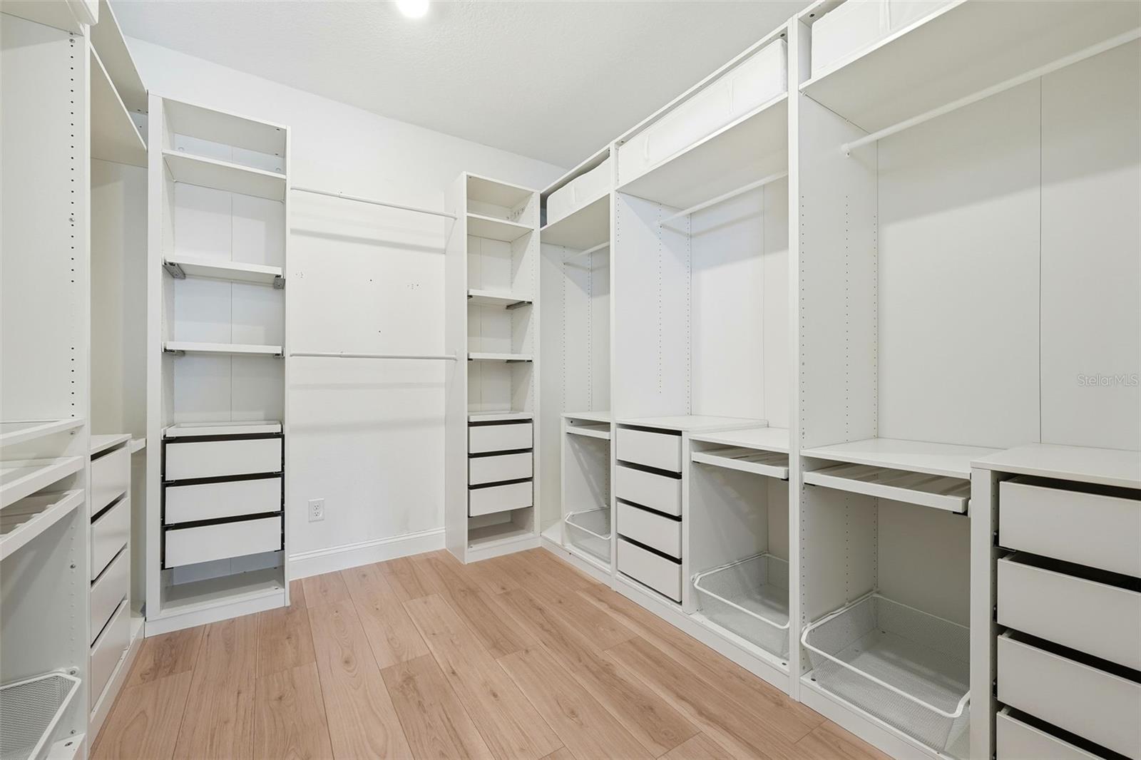 Image 51 of 72 For 19065 Planetree St