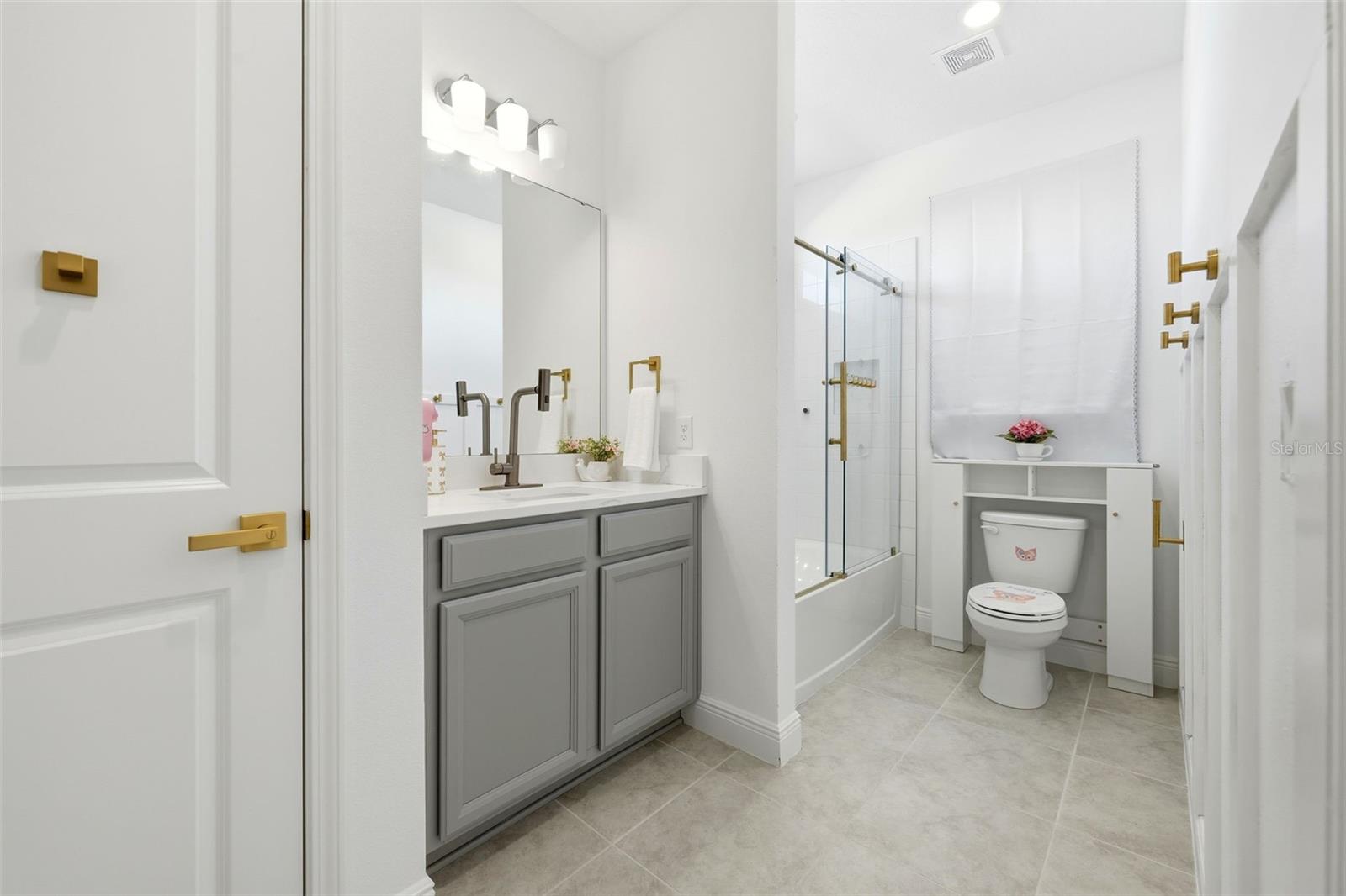 Image 56 of 72 For 19065 Planetree St