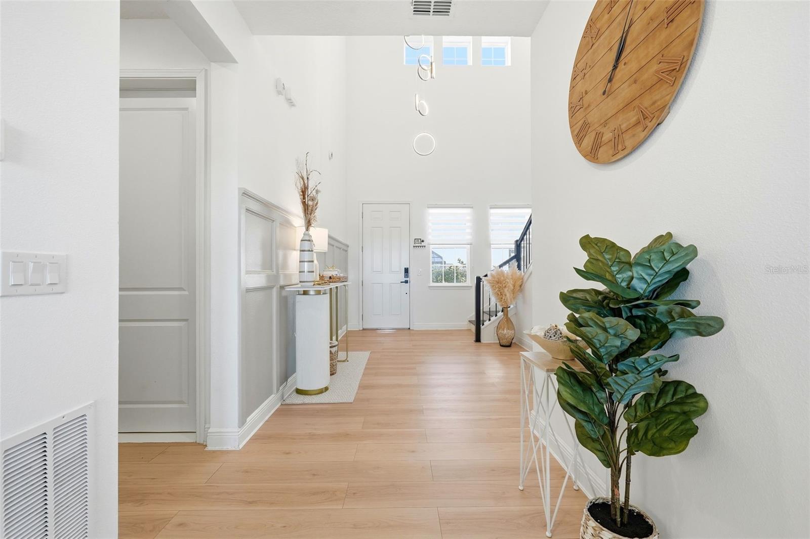 Image 7 of 72 For 19065 Planetree St