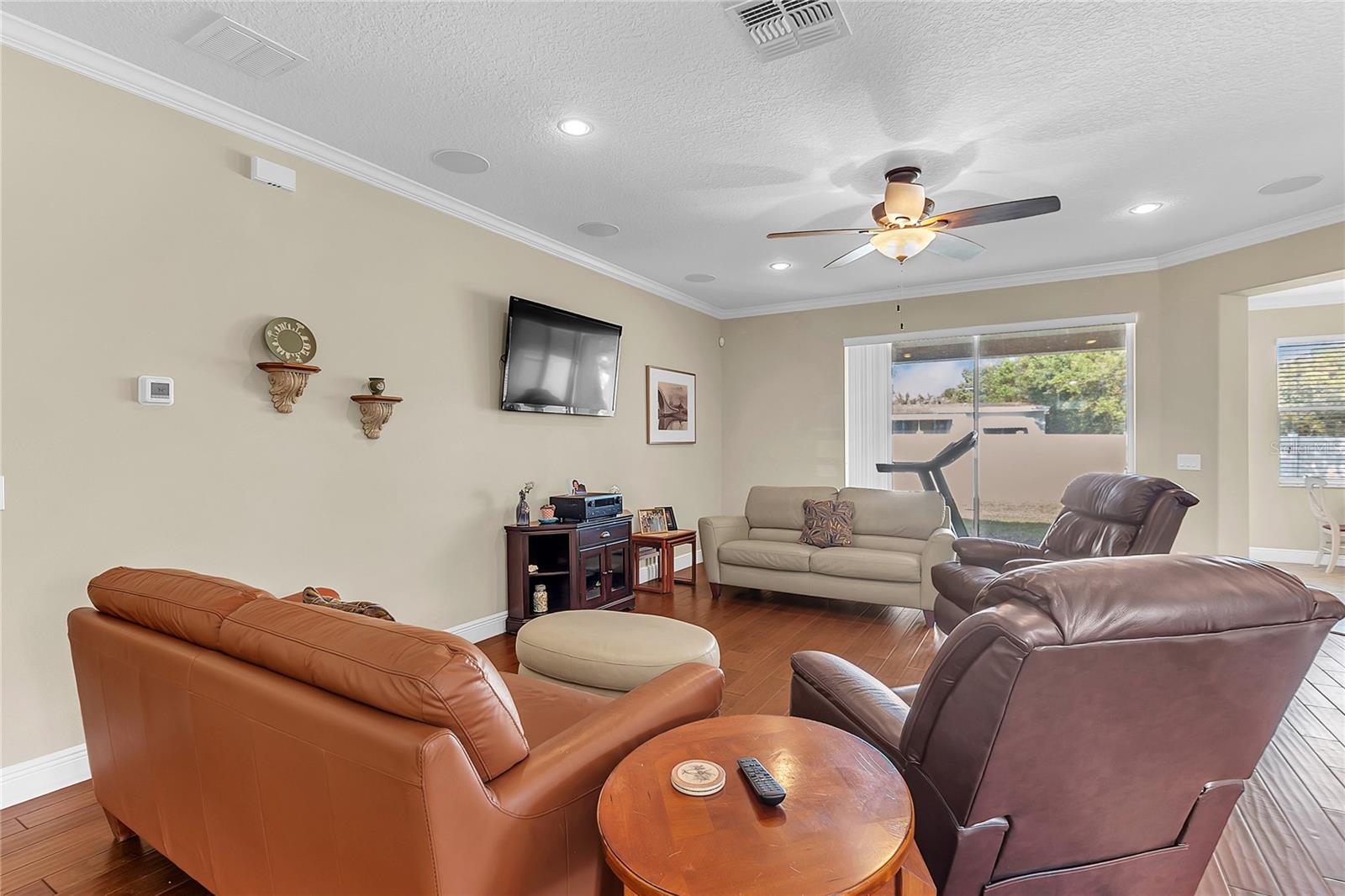 Image 14 of 38 For 877 Strathmore Drive