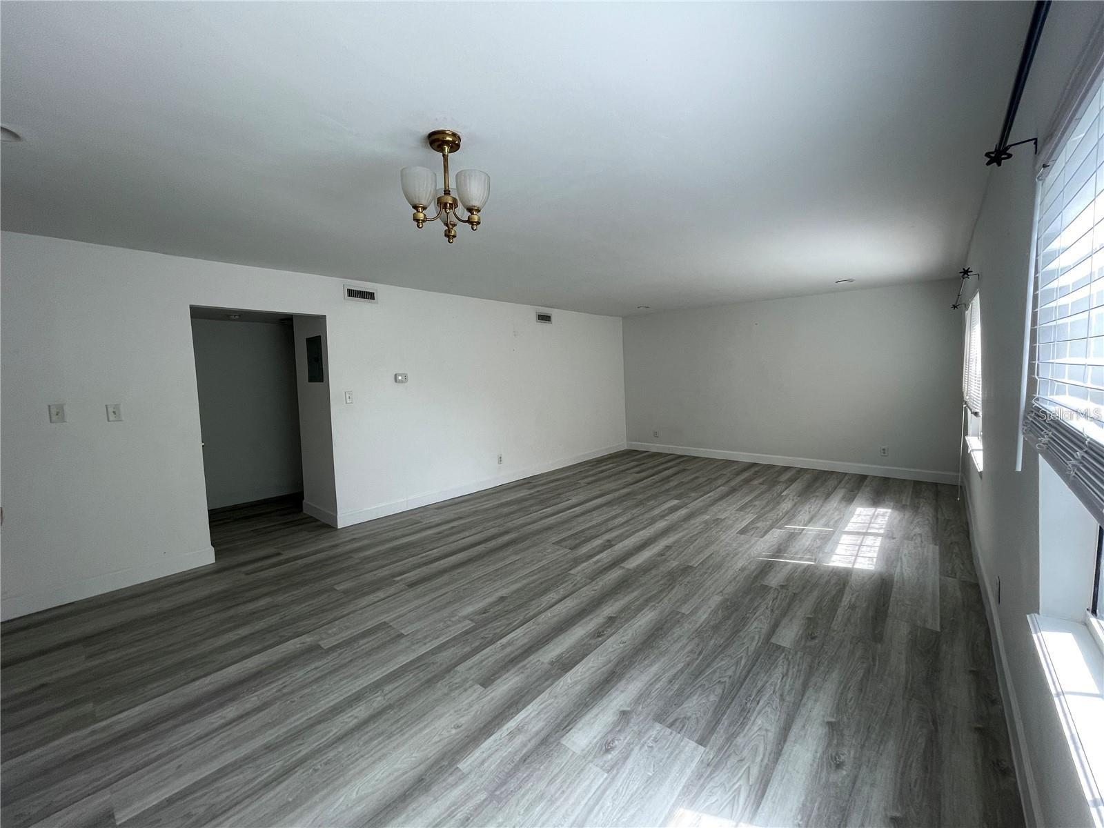 Image 5 of 28 For 1000 Semoran Boulevard 116