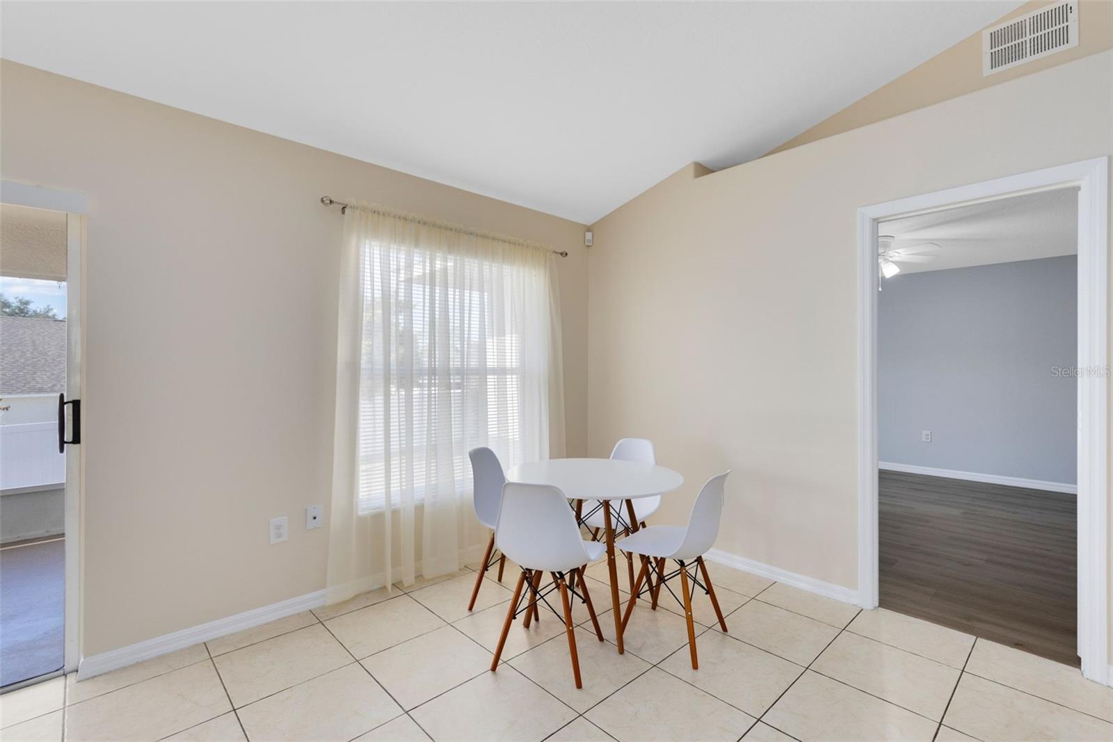 Image 7 of 28 For 137 Country Lakes Circle