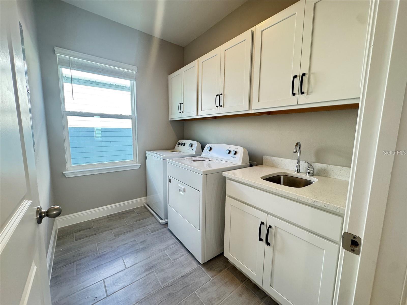 Image 29 of 37 For 16848 Hamlin Vista Alley