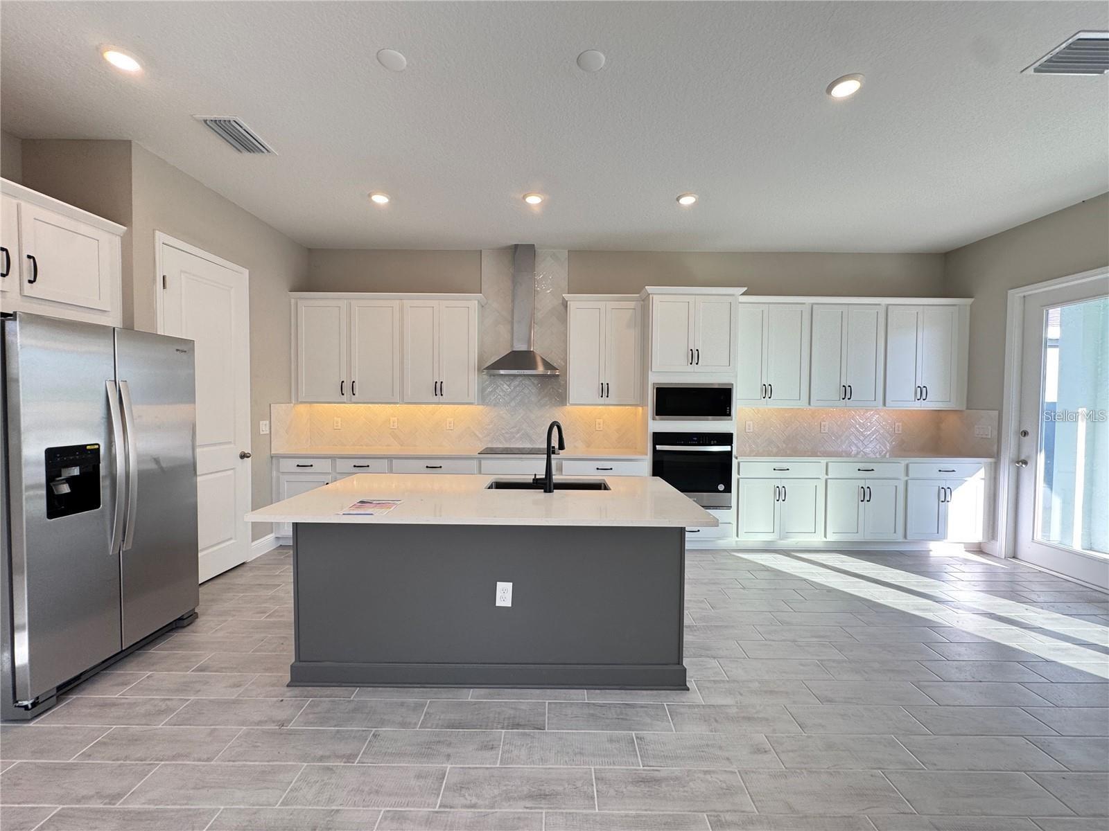 Image 6 of 37 For 16848 Hamlin Vista Alley