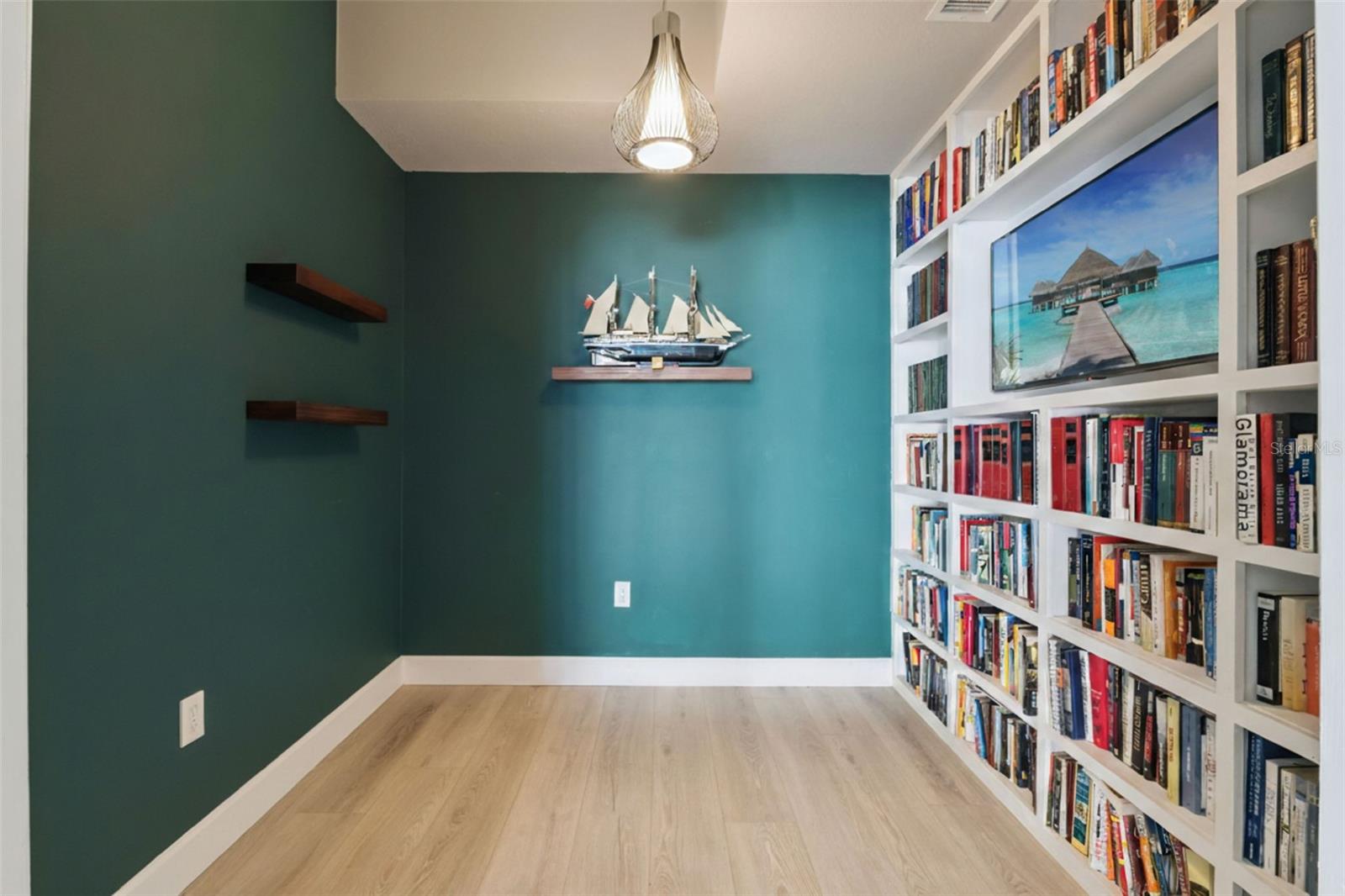 Image 10 of 52 For 100 Eola Drive 911