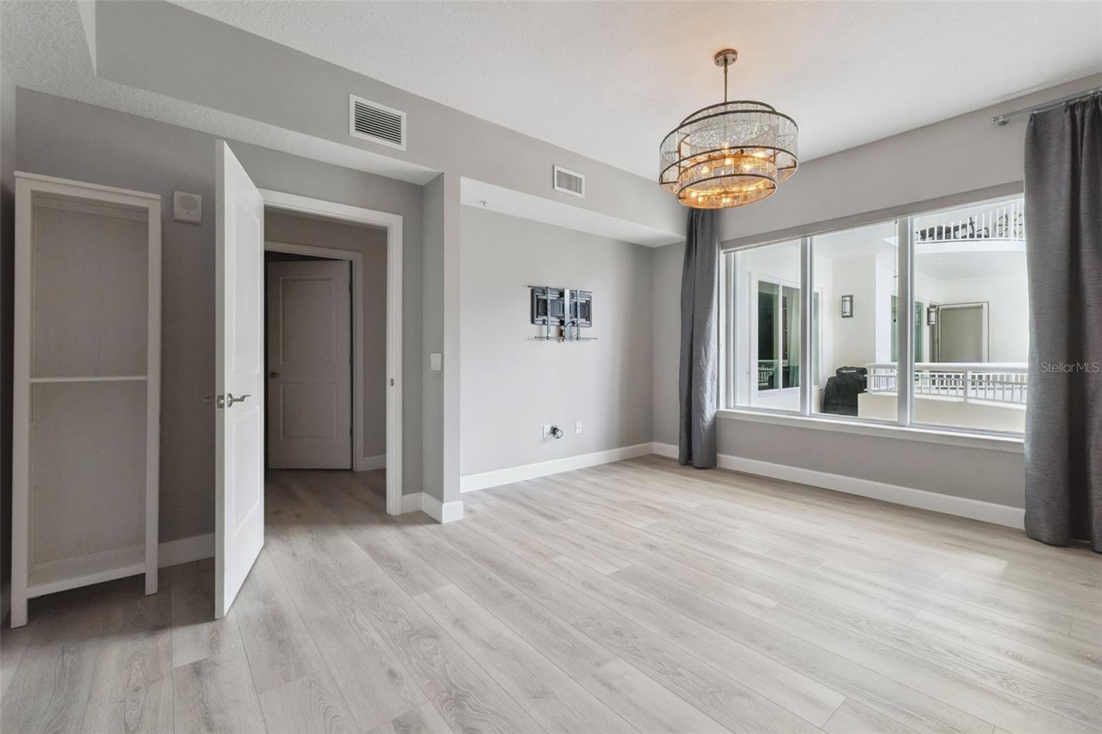 Image 20 of 52 For 100 Eola Drive 911