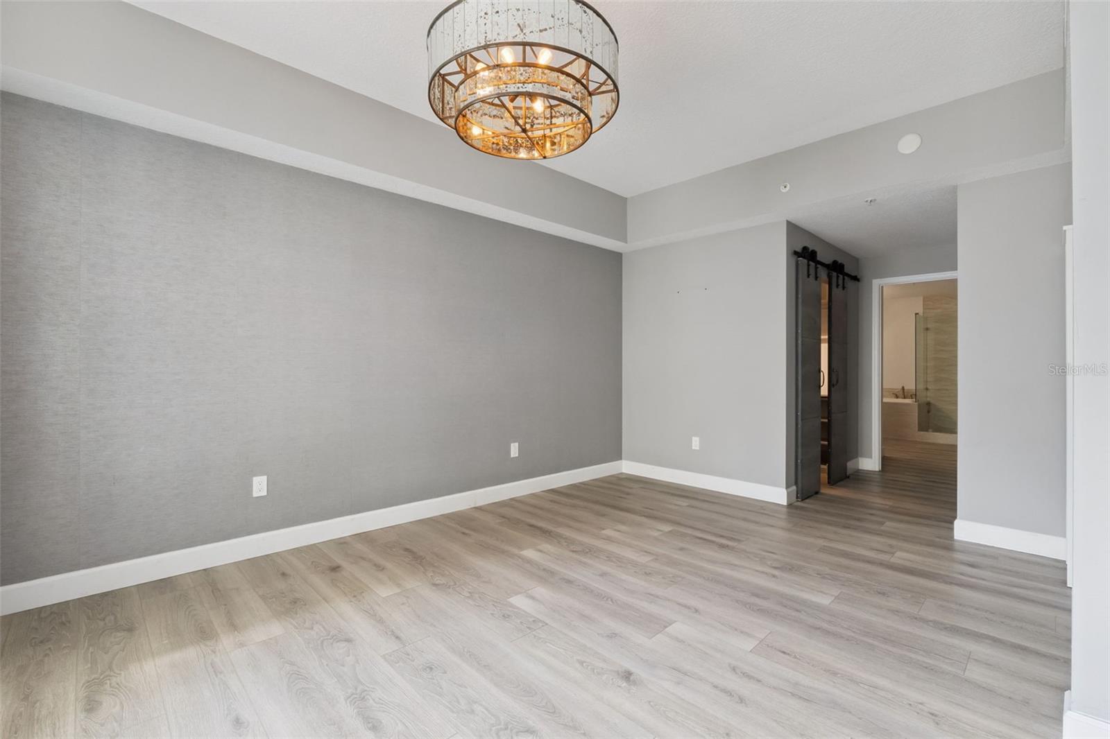 Image 21 of 52 For 100 Eola Drive 911