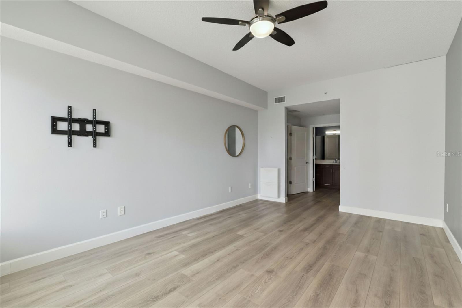 Image 25 of 52 For 100 Eola Drive 911