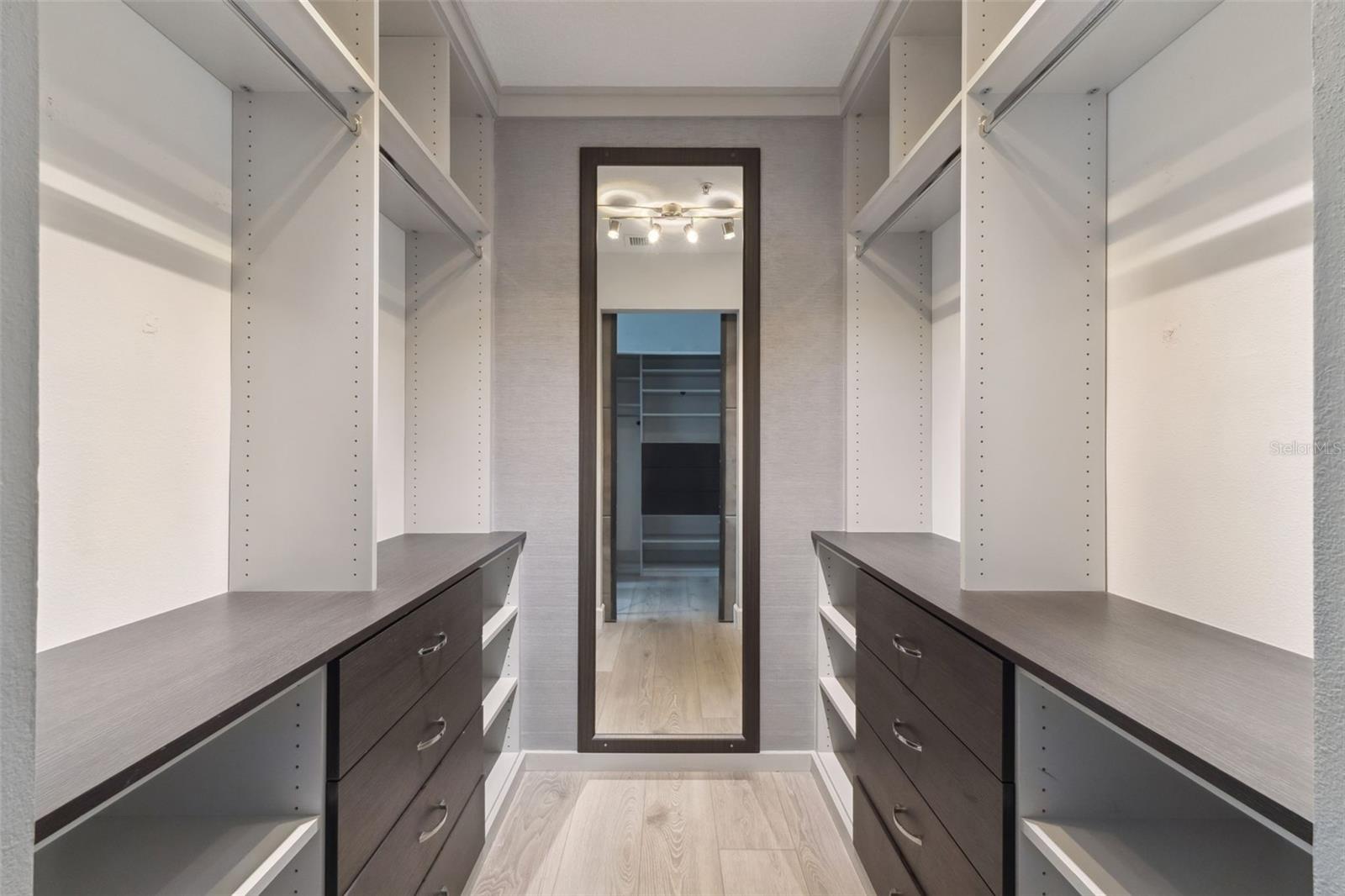 Image 31 of 52 For 100 Eola Drive 911