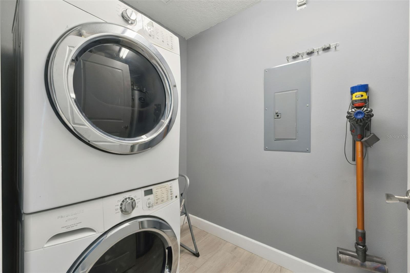 Image 32 of 52 For 100 Eola Drive 911