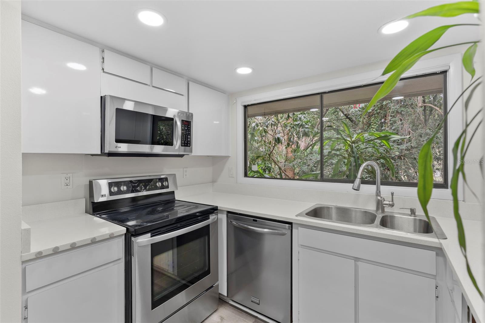 Image 12 of 38 For 100 Hidden Oak Drive