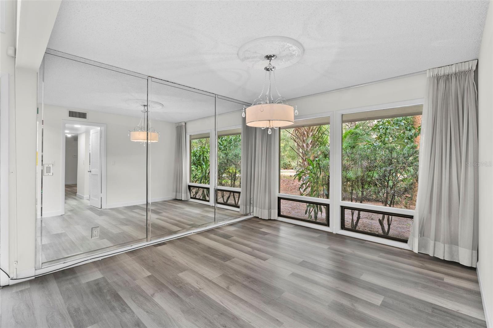 Image 16 of 38 For 100 Hidden Oak Drive