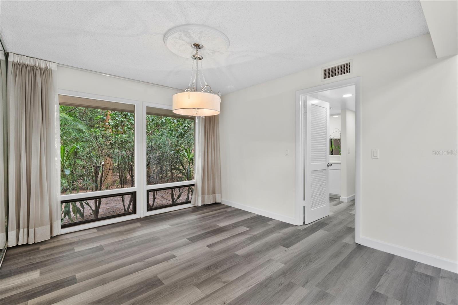 Image 17 of 38 For 100 Hidden Oak Drive