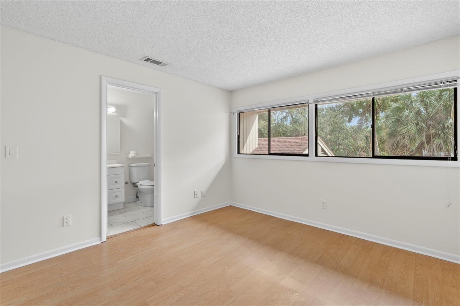 Image 26 of 38 For 100 Hidden Oak Drive