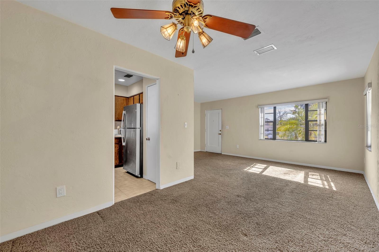 Listing photo id 9 for 945 Sherrington Road