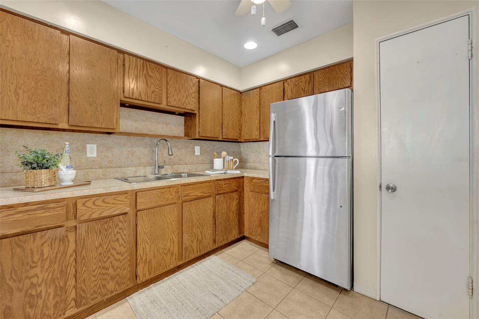 Listing photo id 10 for 945 Sherrington Road