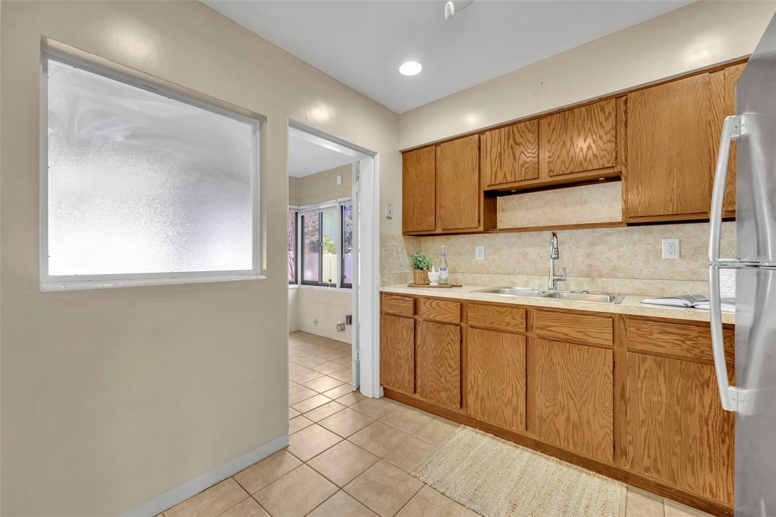 Listing photo id 11 for 945 Sherrington Road