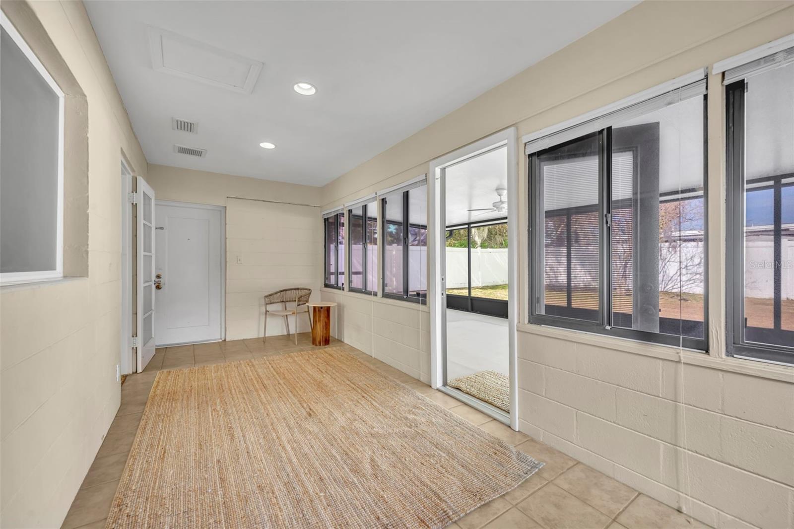 Listing photo id 13 for 945 Sherrington Road