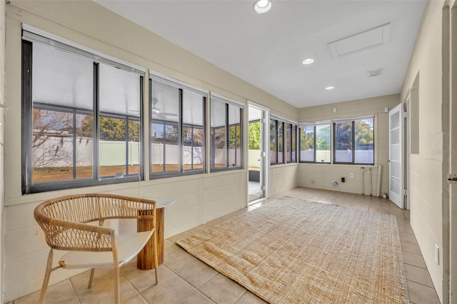 Listing photo id 14 for 945 Sherrington Road