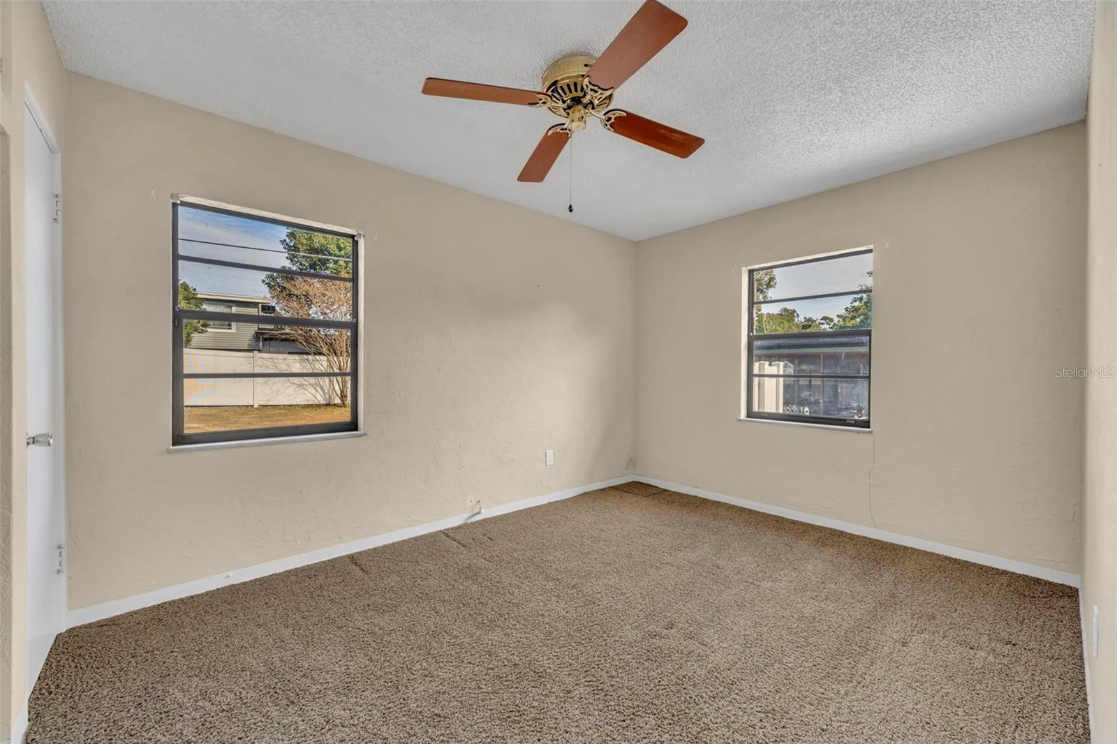 Listing photo id 15 for 945 Sherrington Road