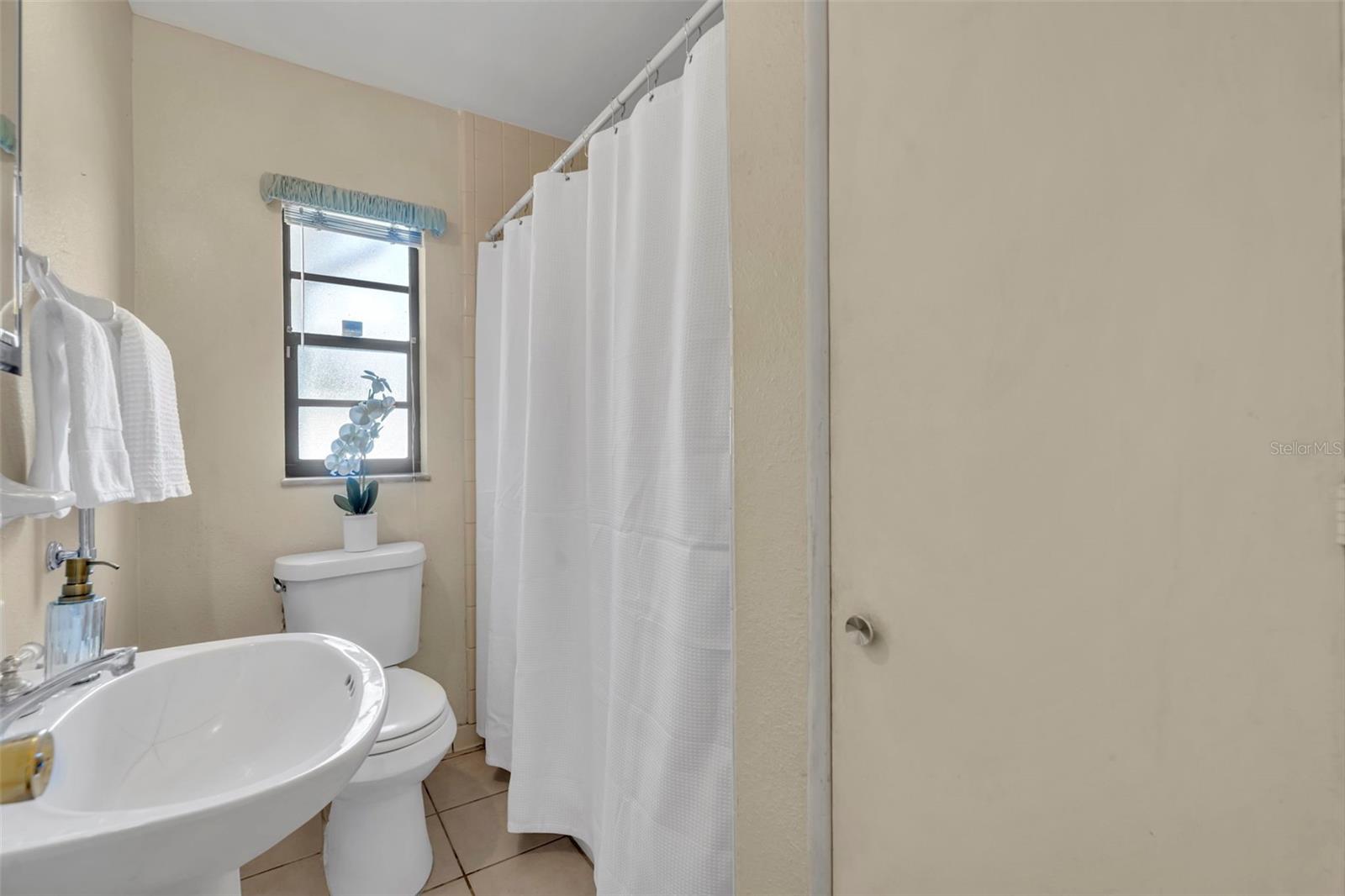 Listing photo id 17 for 945 Sherrington Road