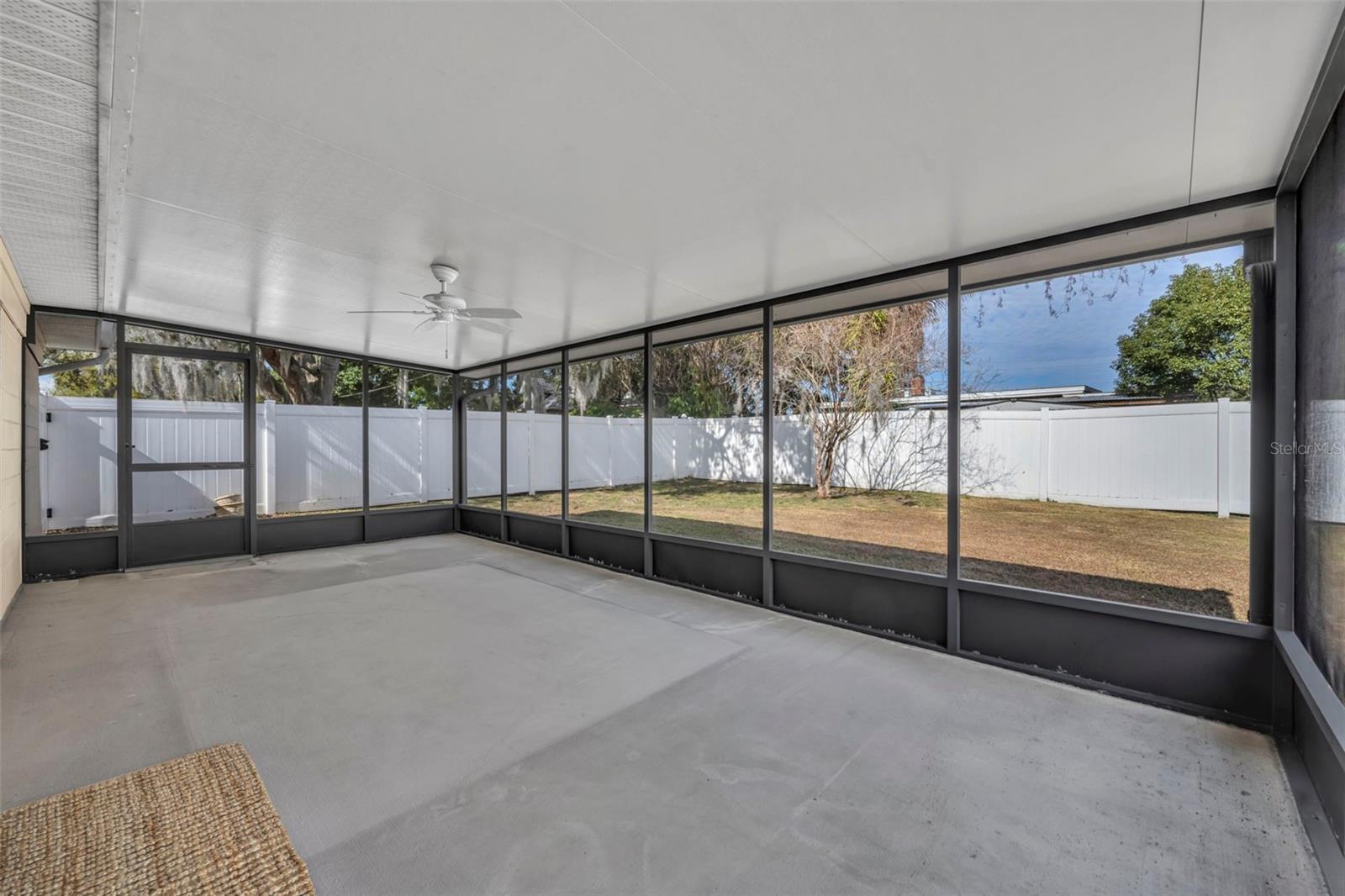 Listing photo id 21 for 945 Sherrington Road