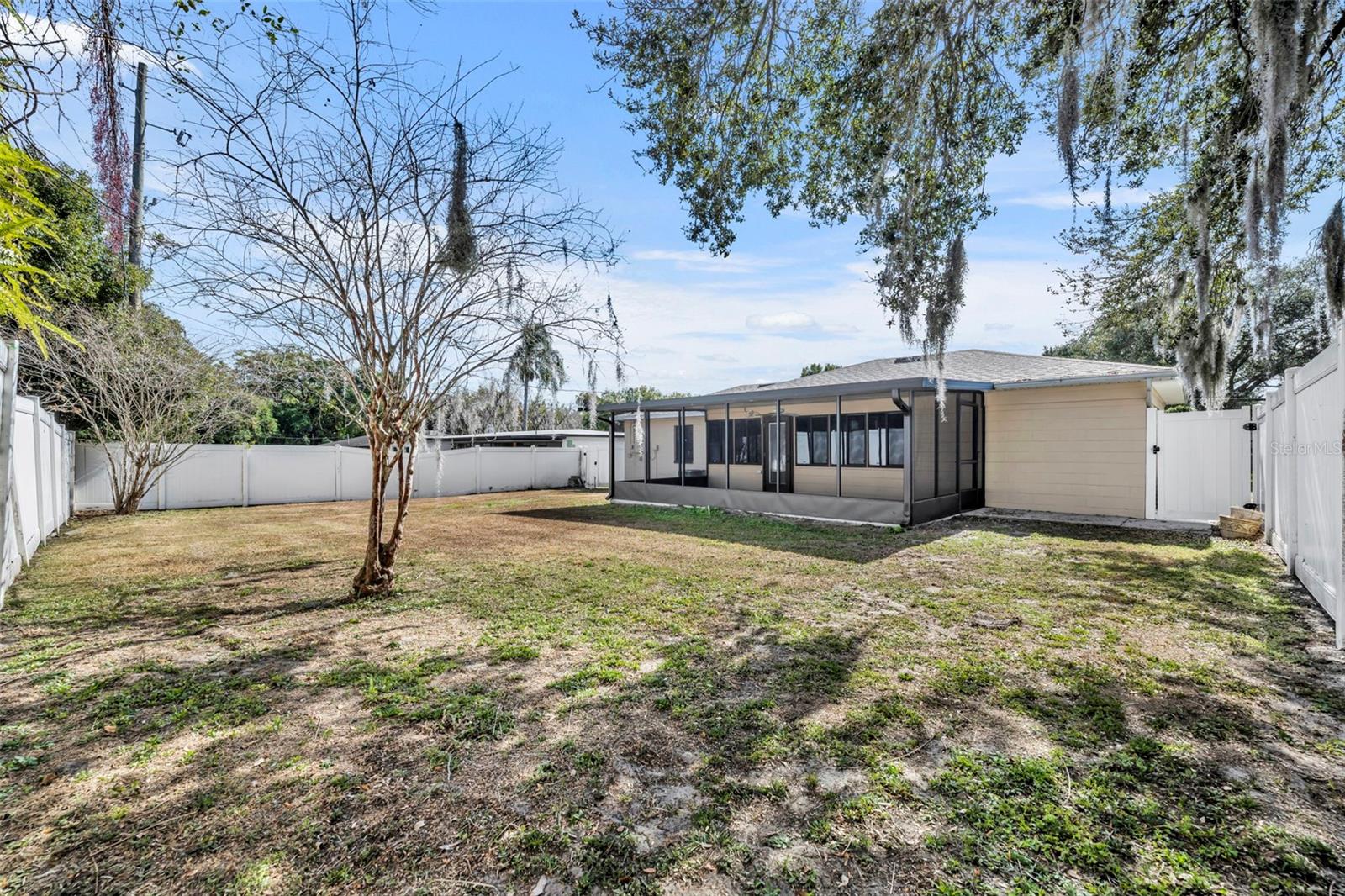 Listing photo id 25 for 945 Sherrington Road