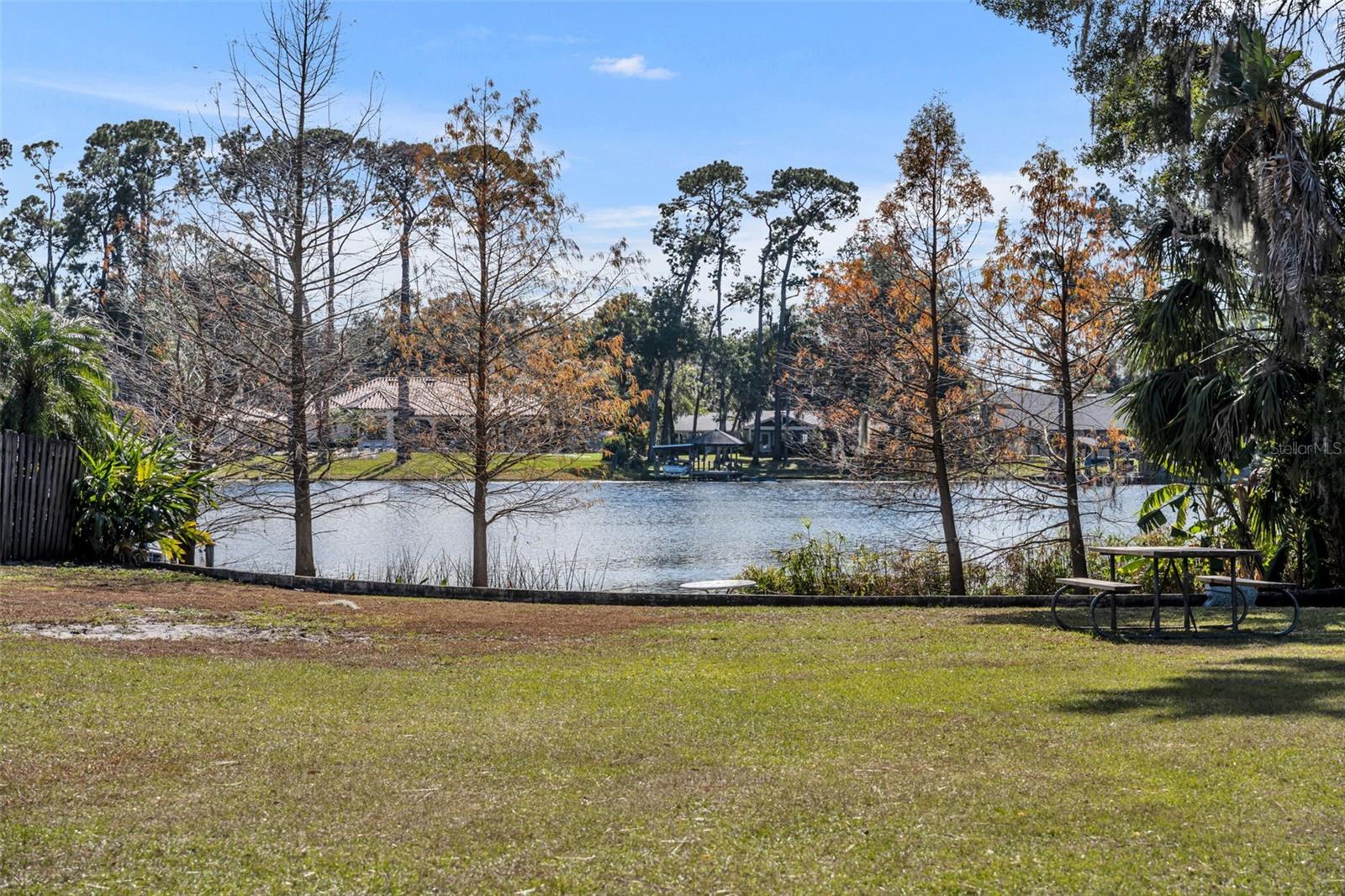 Listing photo id 32 for 945 Sherrington Road