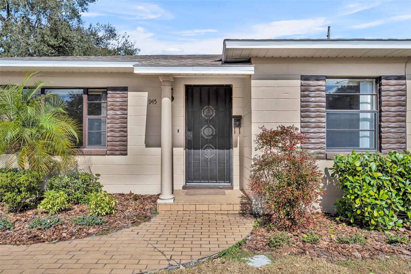 Listing photo id 2 for 945 Sherrington Road