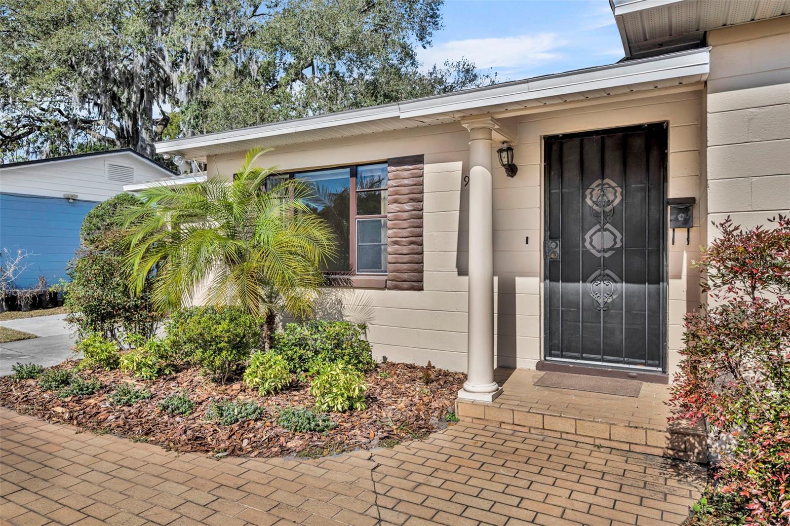 Listing photo id 3 for 945 Sherrington Road