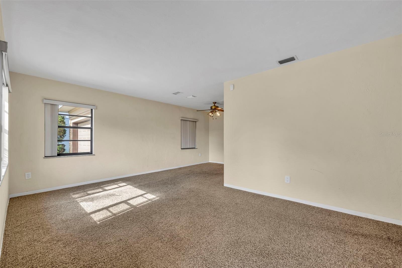 Listing photo id 4 for 945 Sherrington Road