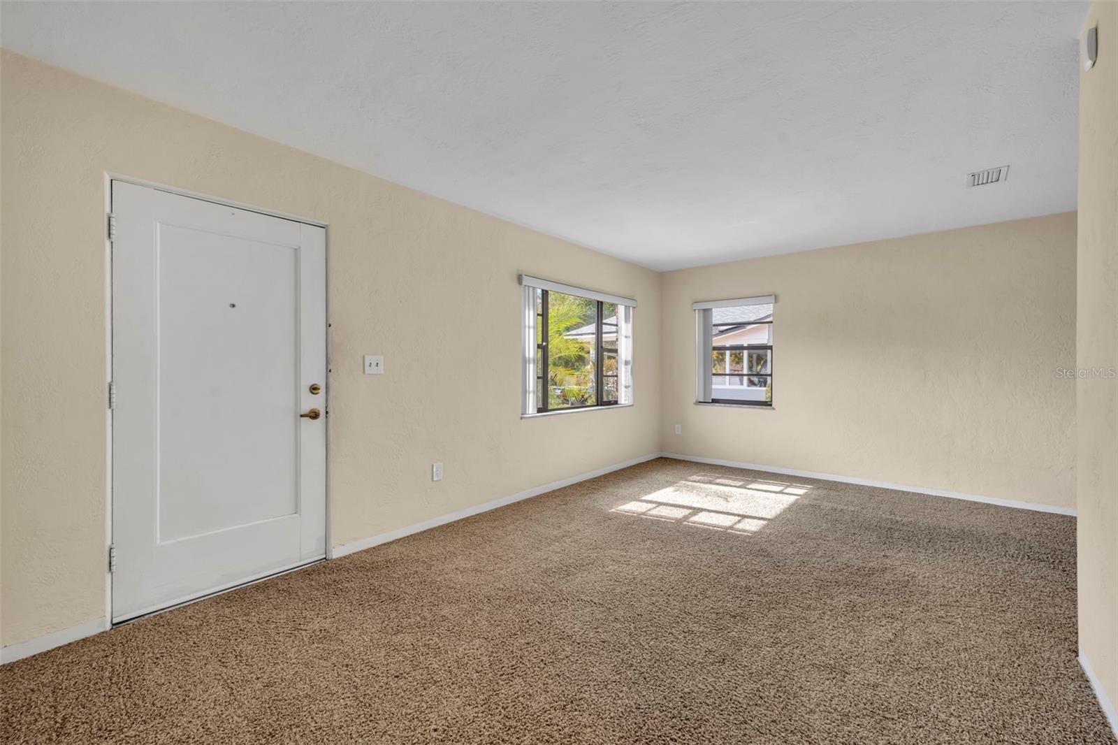 Listing photo id 5 for 945 Sherrington Road