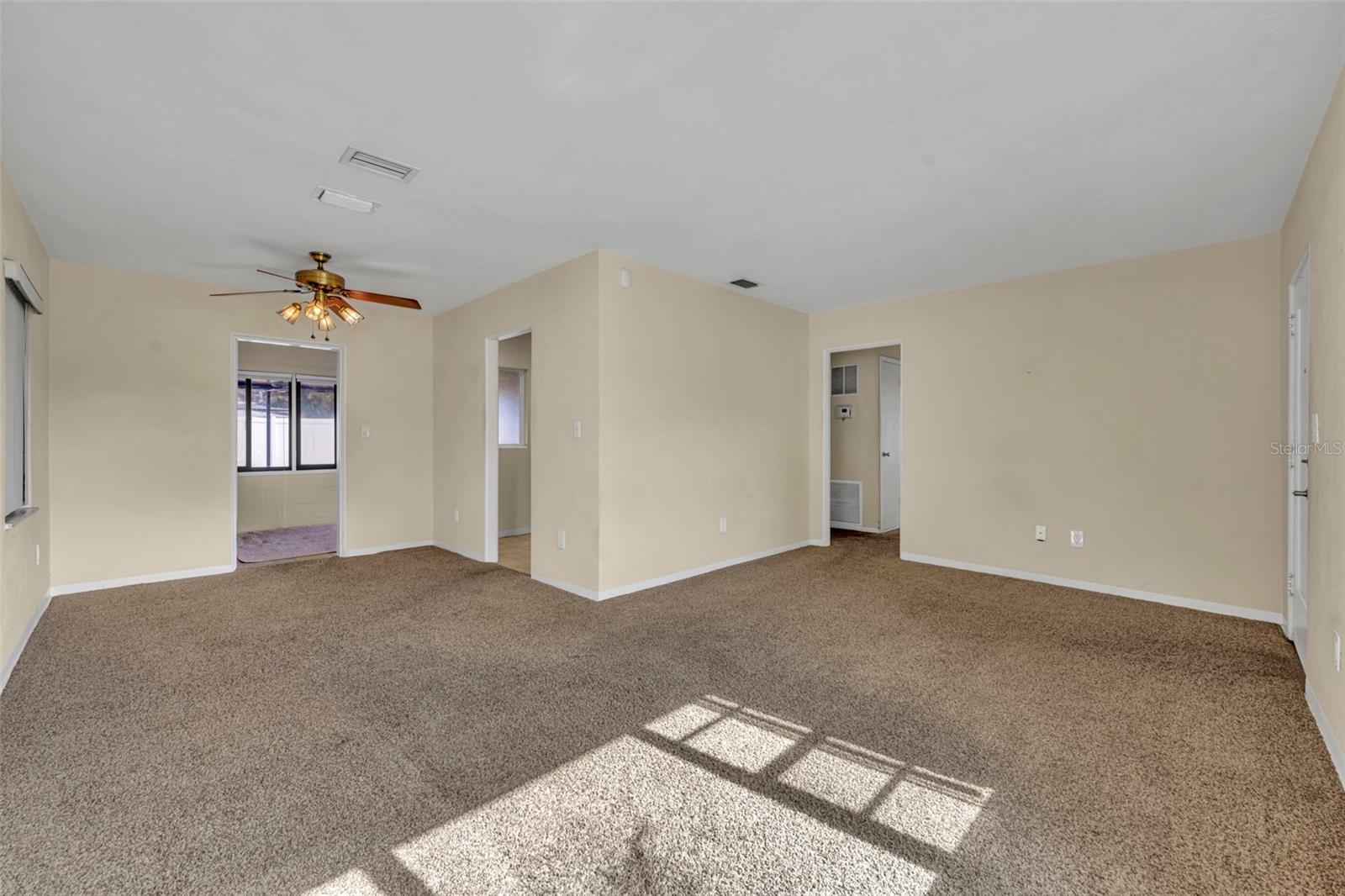 Listing photo id 6 for 945 Sherrington Road