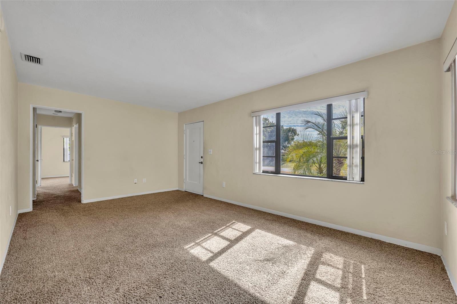 Listing photo id 7 for 945 Sherrington Road