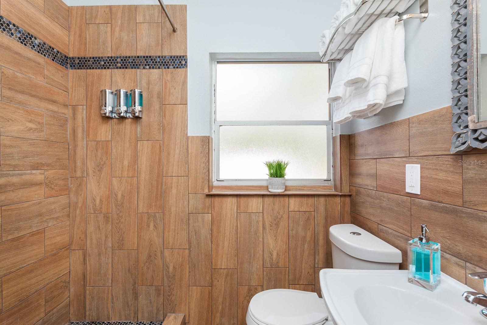 Image 17 of 39 For 407 Crystal Lake Street