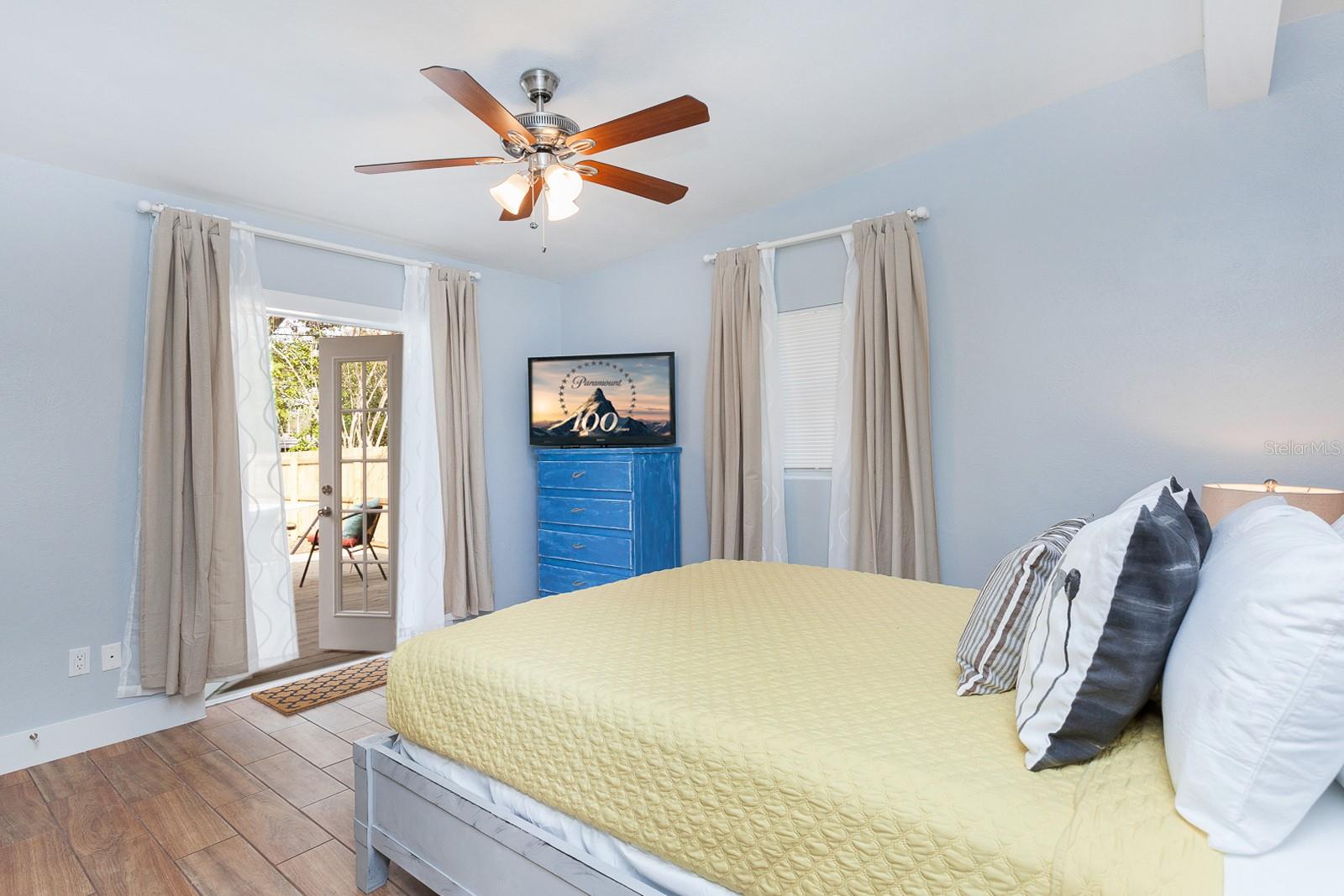 Image 8 of 39 For 407 Crystal Lake Street