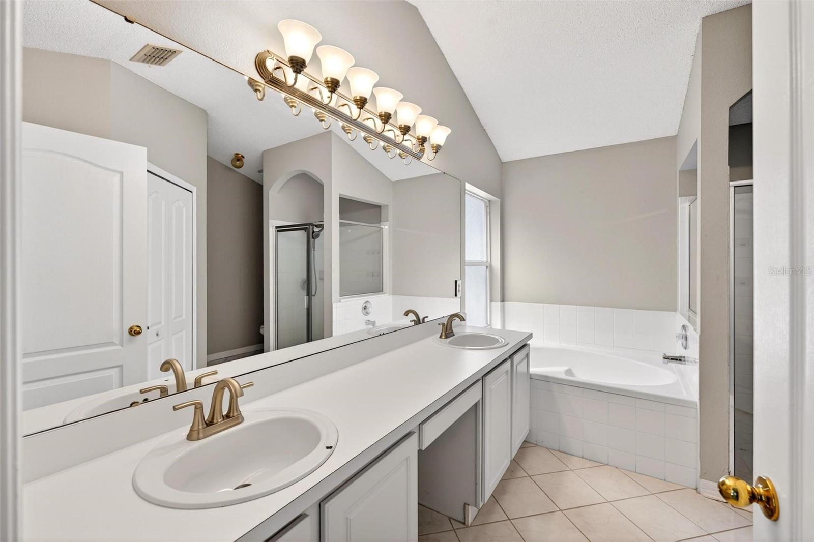 Image 27 of 43 For 938 Jadestone Circle